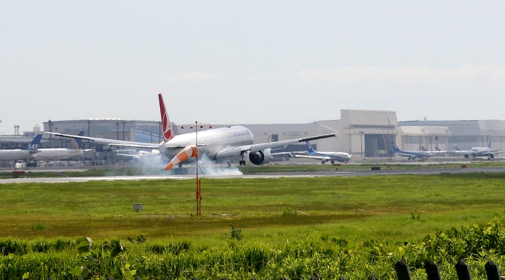 着陸（11-2）TURKISH Air 777-300ER[b]