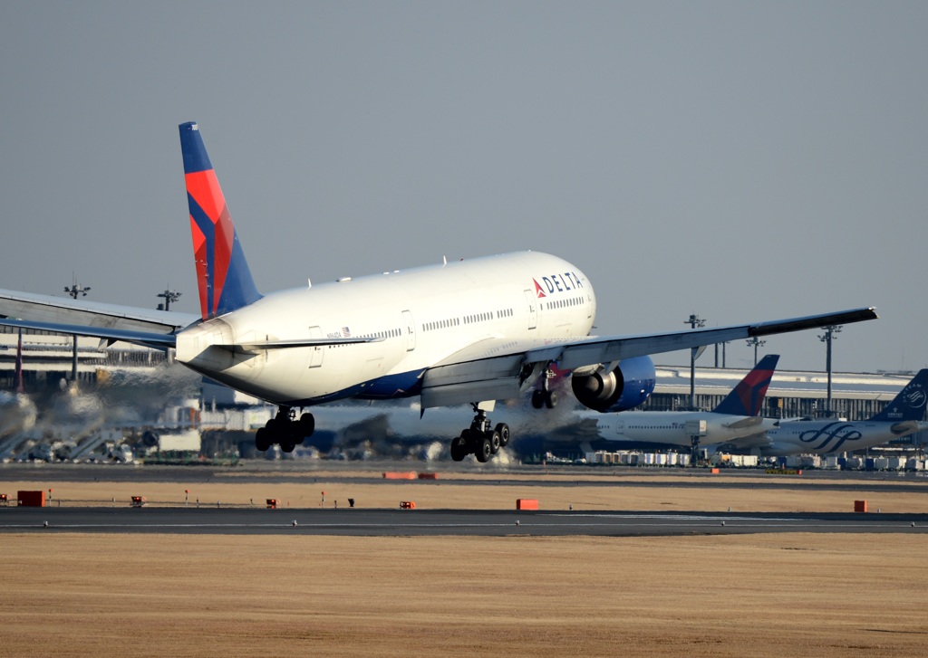 DELTA 777-232 着陸