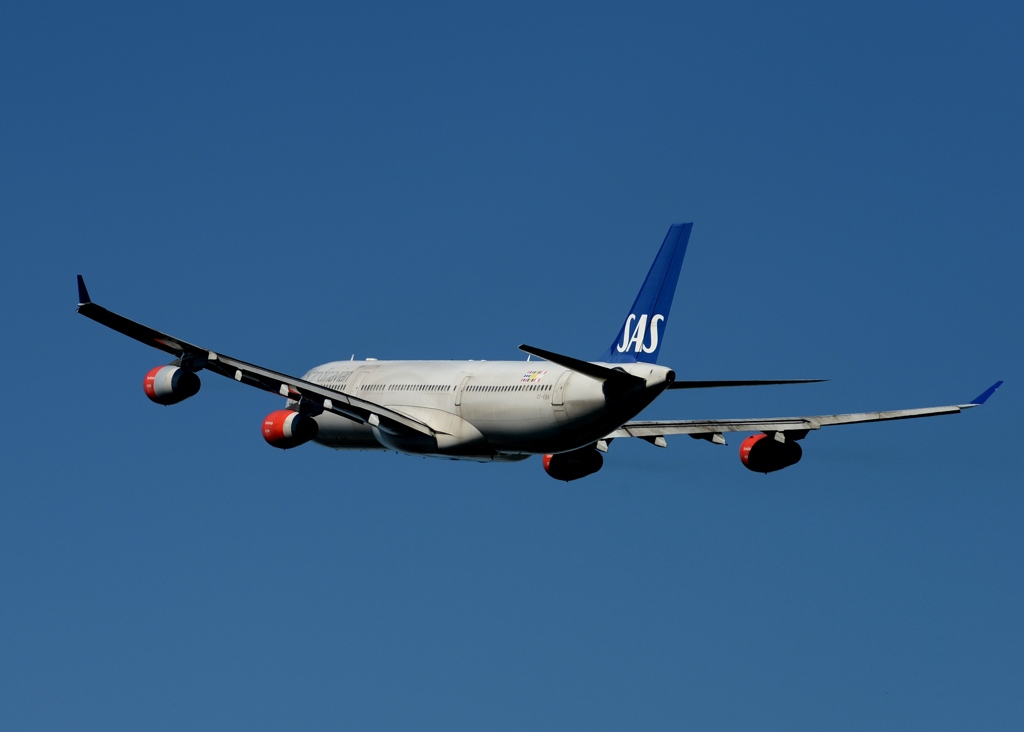 離陸（444）SAS A340-313 