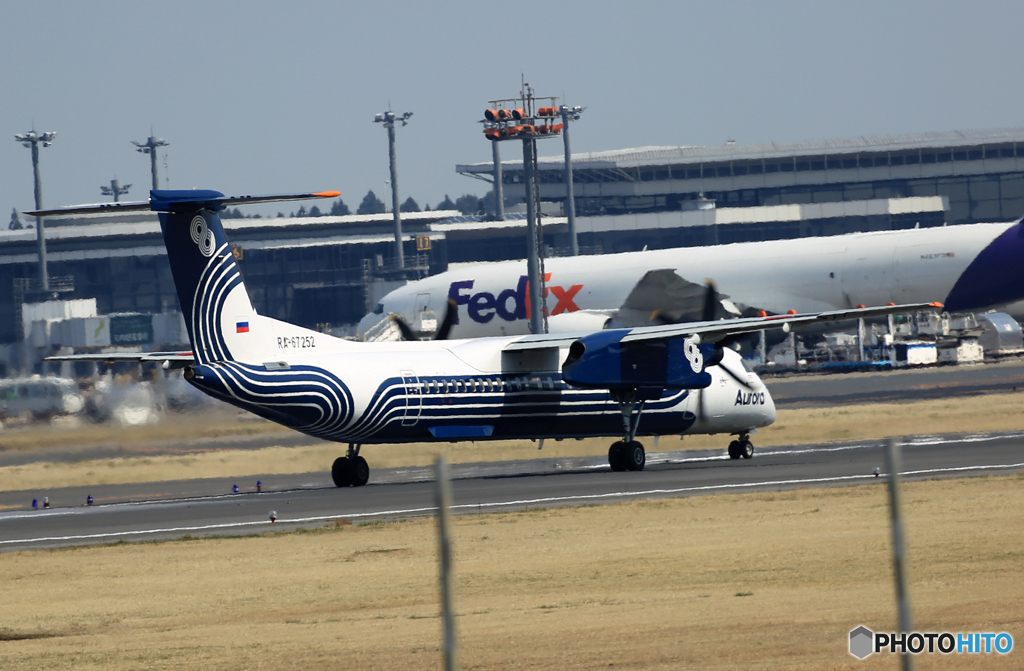 「晴れ」 Aurora DHC-8 RA-67252 飛び立ち