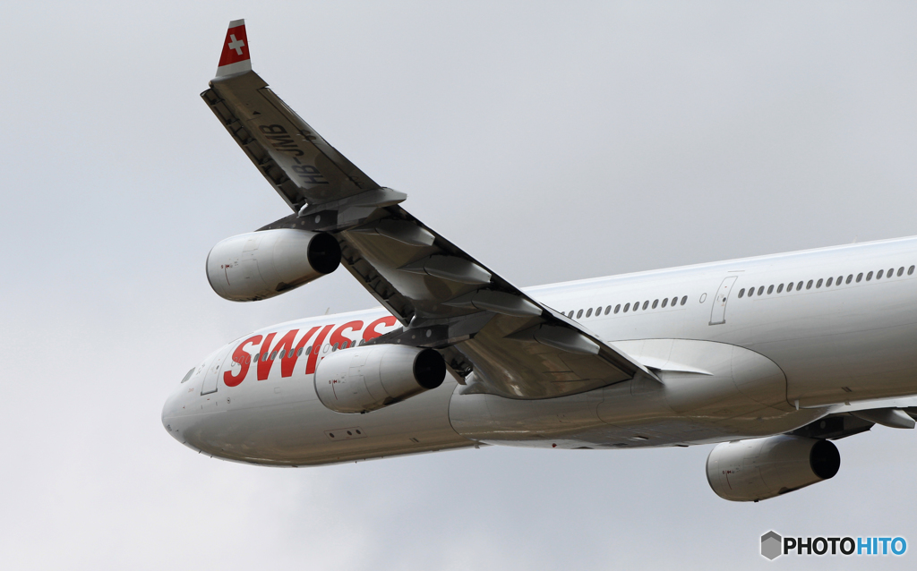飛び立ち　SWISS A340-313 HB-JMB