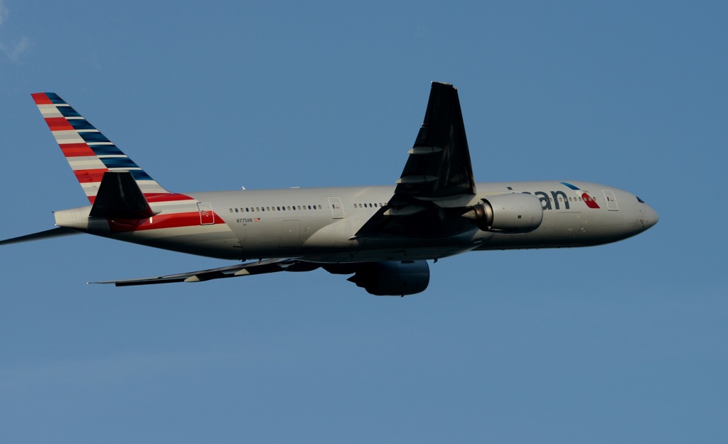 離陸（308）American 777-223 