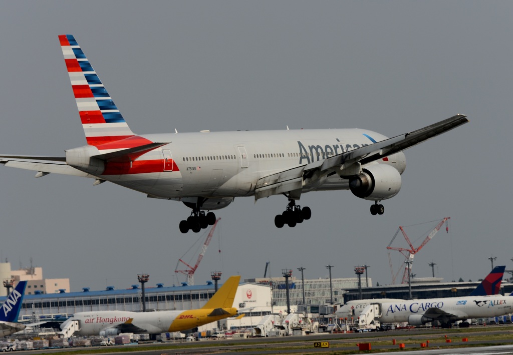 到着　American 777-223 