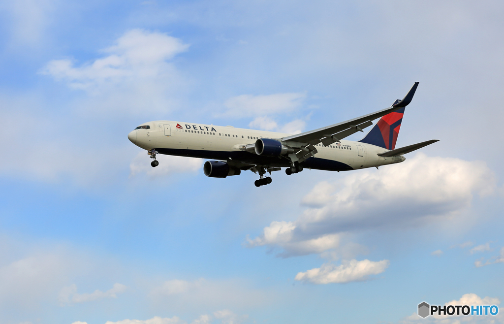 [青い空]　Delta 767-332 N196DN到着 