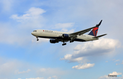 [青い空]　Delta 767-332 N196DN到着 