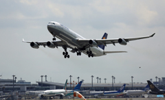 出発 Lufthansa A340-313 D-AIGC