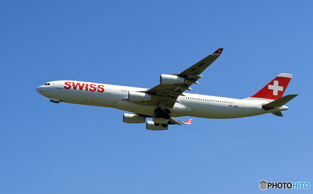 　[青い空]SWISS A340-313 HB-JME離陸