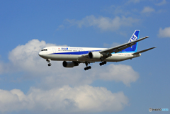 [青い空] ANA 767-381 JA613A 到着