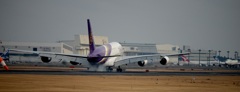 着陸 THAI A380 全幅79.8m　