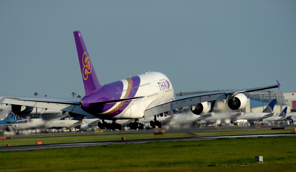 着陸（77）THAI A380-841 [b]