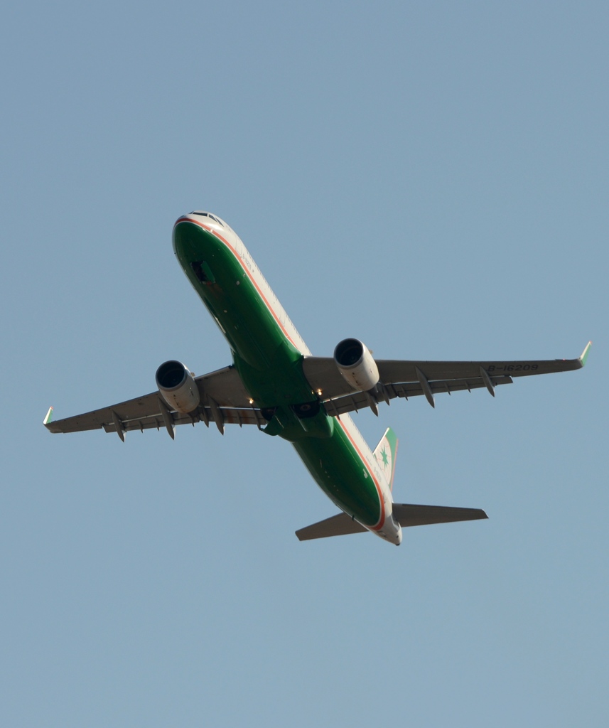 飛び立ち EVA A321-211