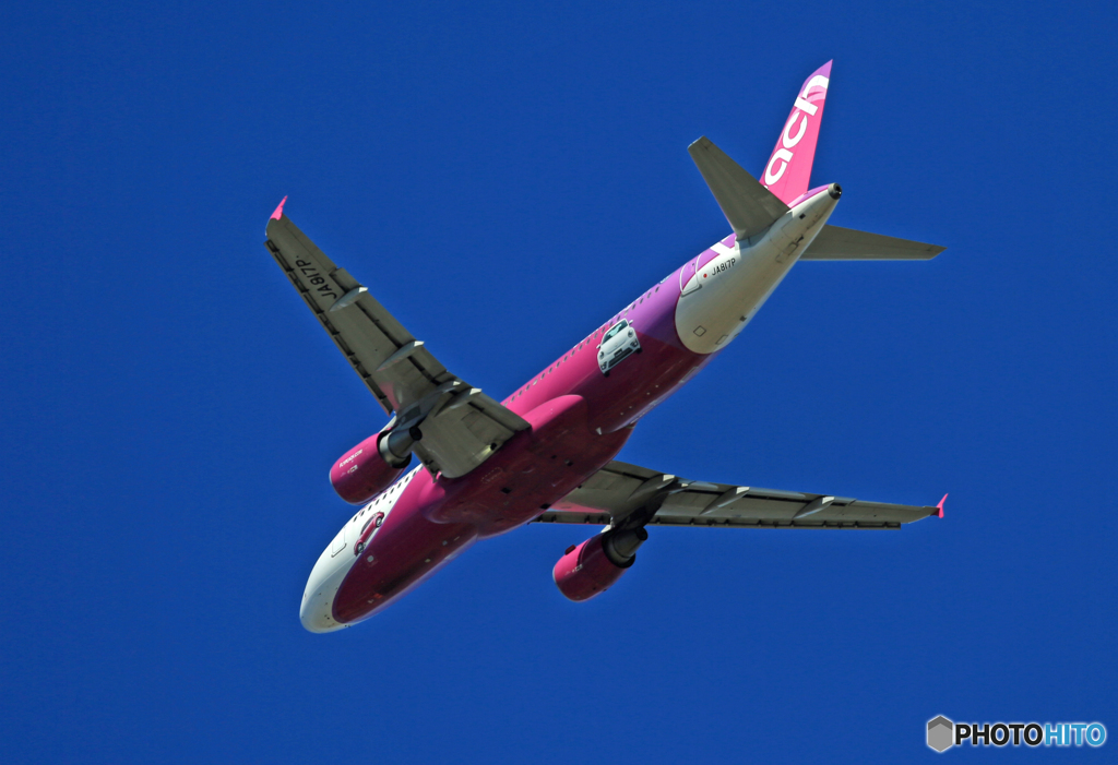 [青い空] peach A320-214 JA817P ピンクVW　出発