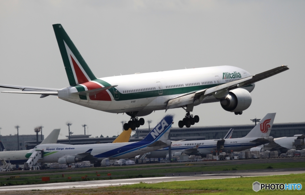 Alitalia 777-243 到着　