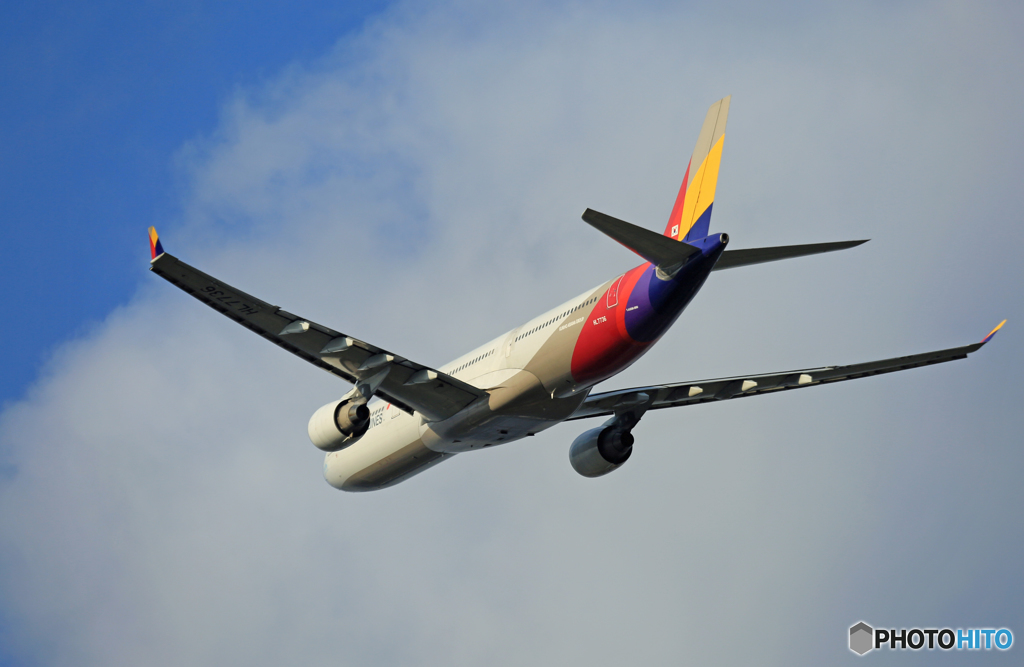 [青い空]　ASIANA A330-300 HL7736 