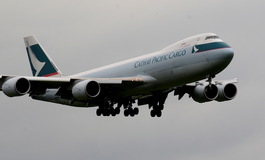 着陸（97）CATHAY CARGO 747 