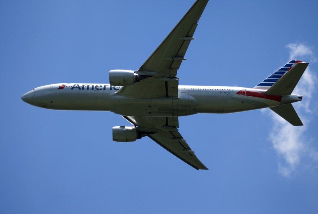 飛行　American 777-223