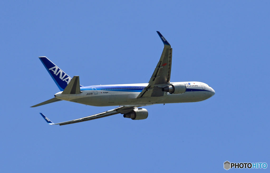 [青い空]　ANA 767-381 JA623A