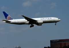 UNITED 777-222ER 着陸　