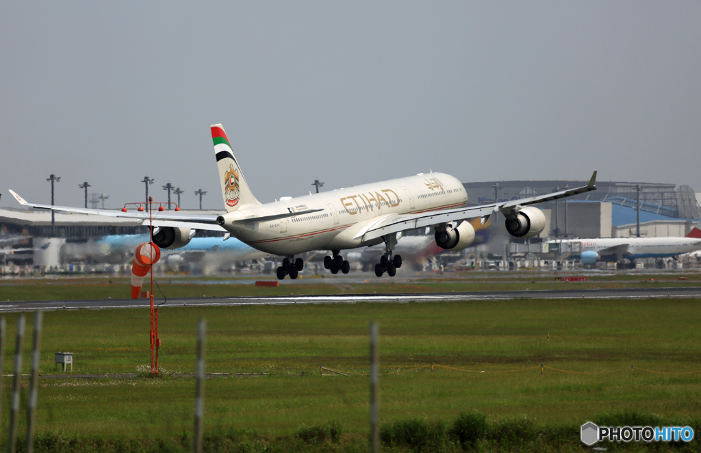 ETIHAD A340-642 A6-EHK 到着 