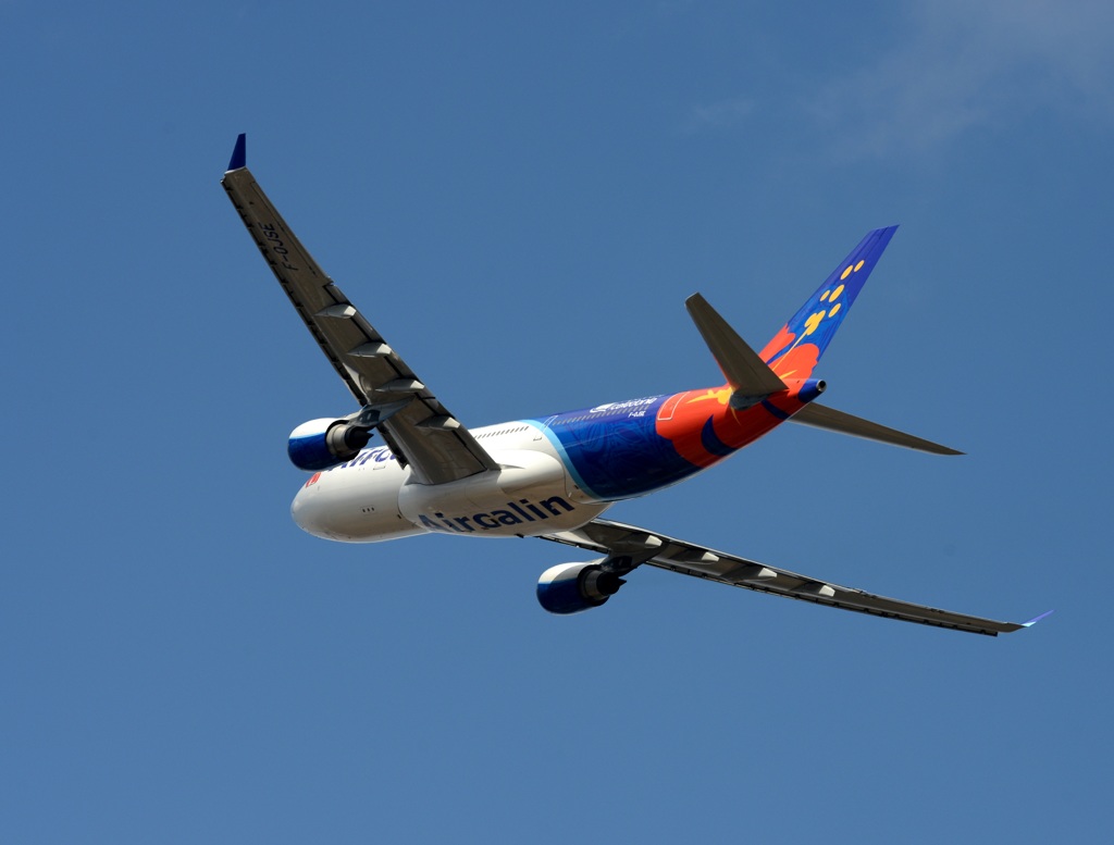 飛び立ち Air Calin A330-200
