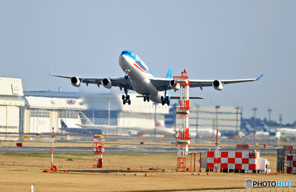 出発 Air Tahiti Nui A340-313 F-GSUN