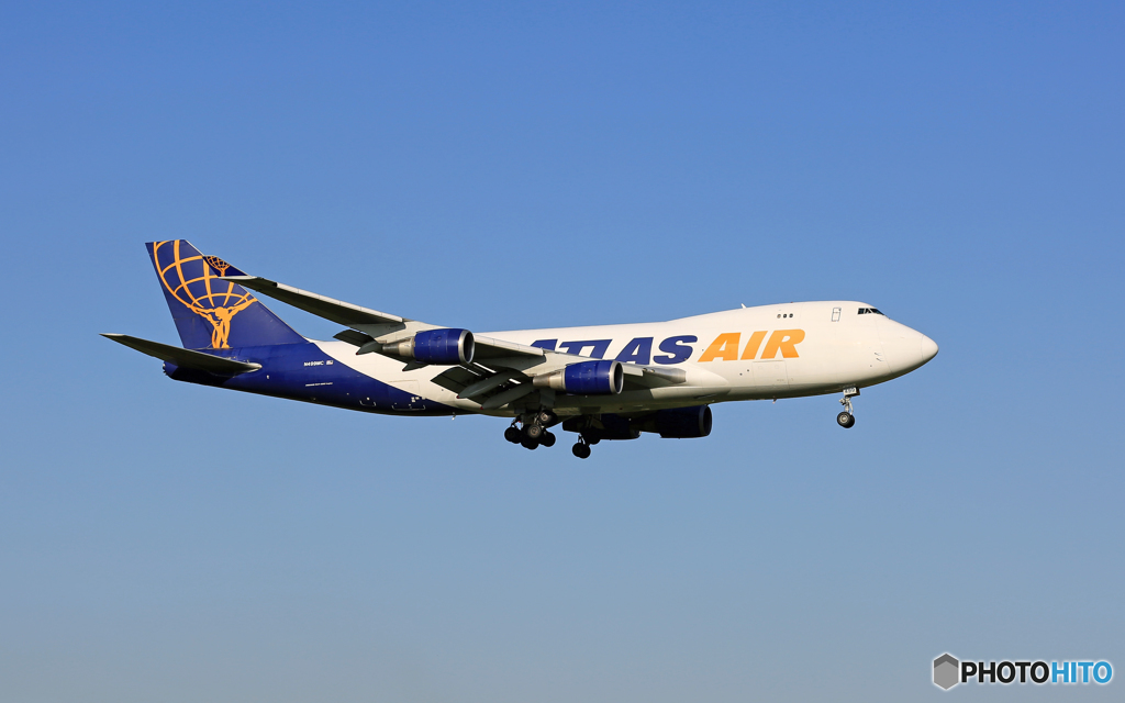 [青い空]　ATLAS 747-400F N499MC着陸