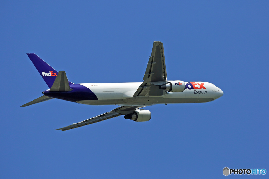 出発 FedEx 777-FS2 N107FE
