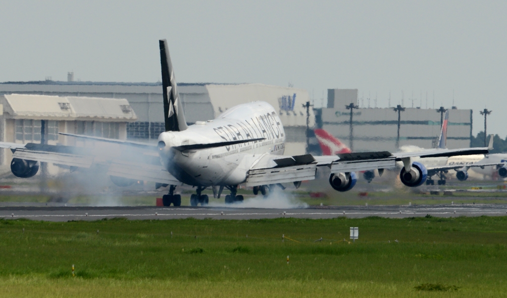 着陸（52）UNITED 747-400 