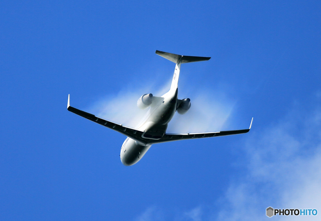 「SKY」 Takeoff  小型機も ベイパー !!!