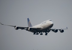 United 747-400 着陸