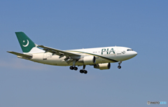 着陸 PIA A310-324 AP-BGR