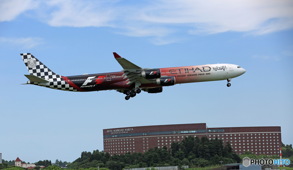 到着 Etihad A340-642 A6-EHJ