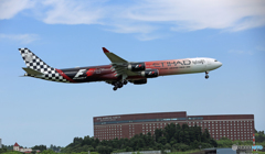 到着 Etihad A340-642 A6-EHJ