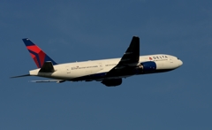 離陸（142）DELTA 777-200ER 