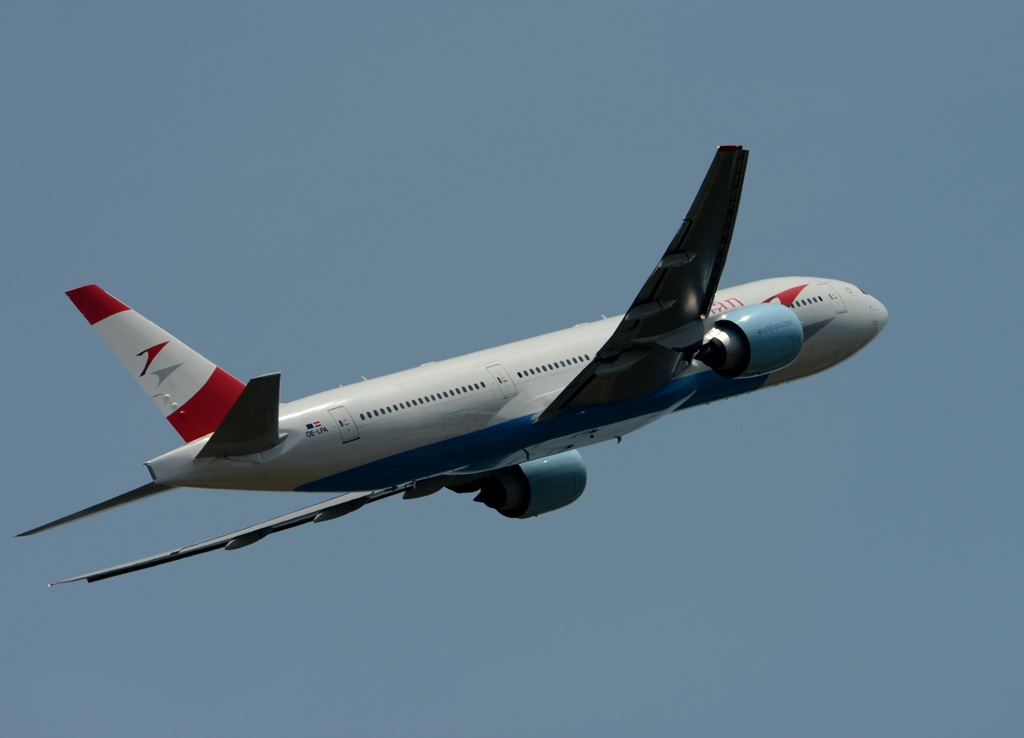 飛び立ち　Austrian 777-2Z9