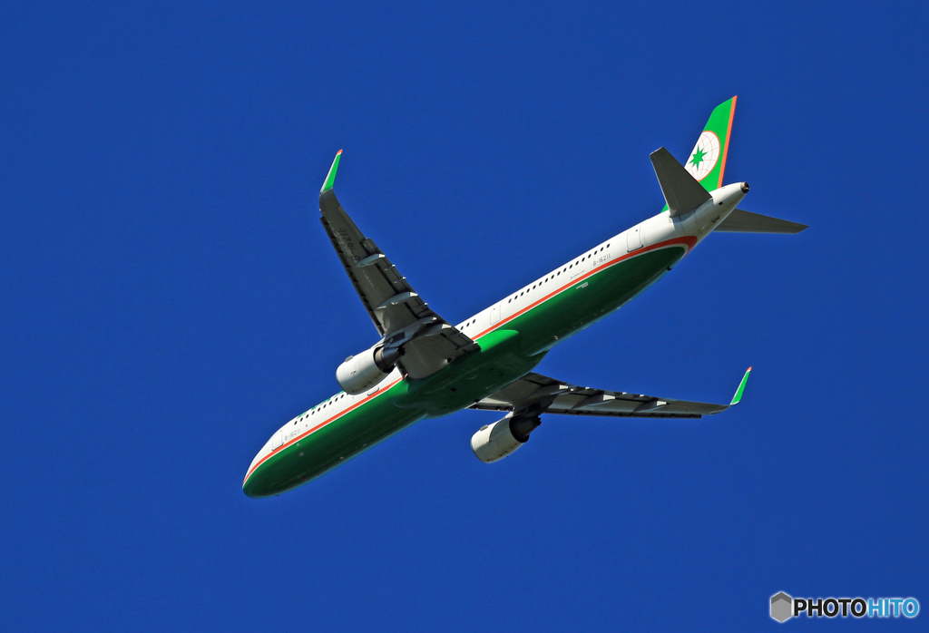 [青い空]　EVA A321-211 B-16211飛び立ち 