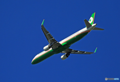 [青い空]　EVA A321-211 B-16211飛び立ち 