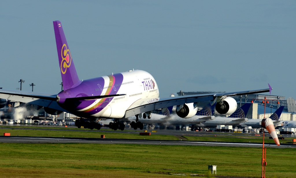 着陸（166）Thai Airbus A380-841