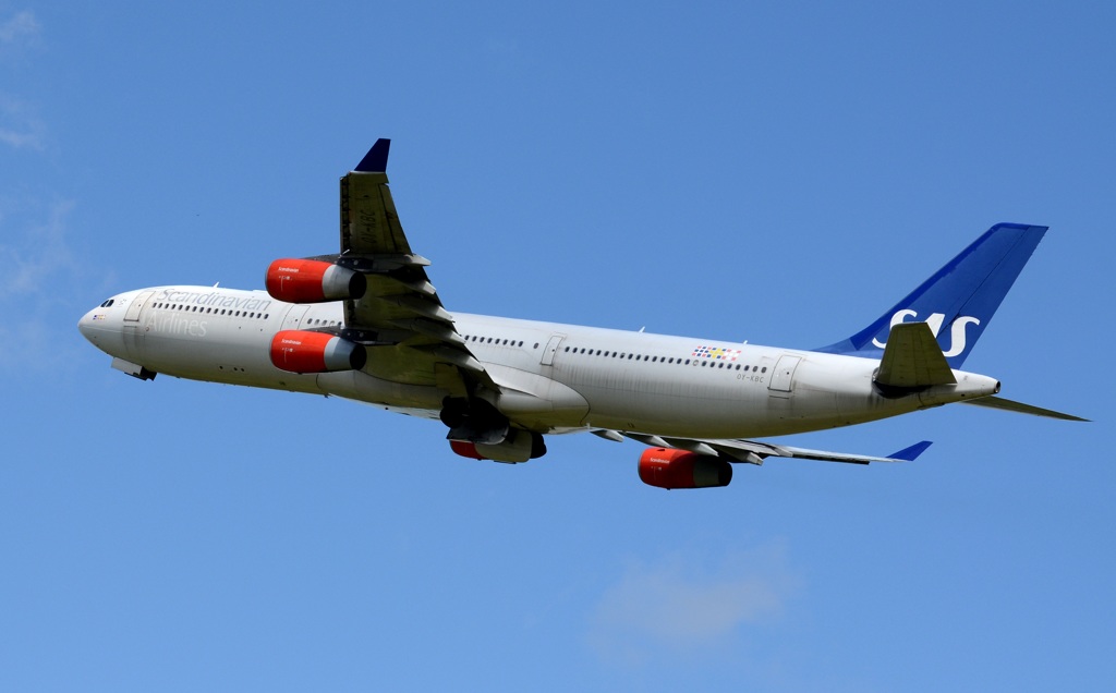離陸（306）スカンジナビア航空 A340-313 