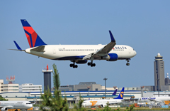 到着 DELTA 767-332 N169DZ