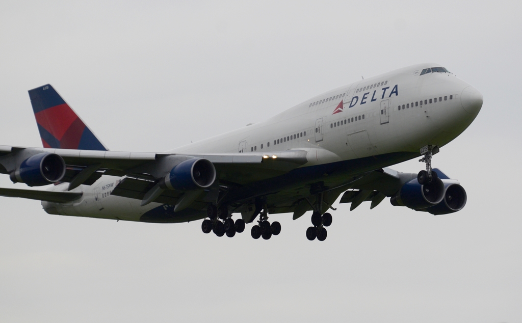 着陸（127）Delta 747-400 