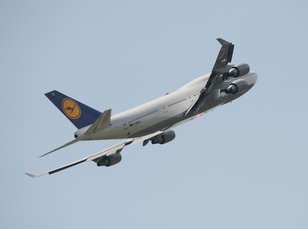 飛び立ち　Lufthansa 747-430