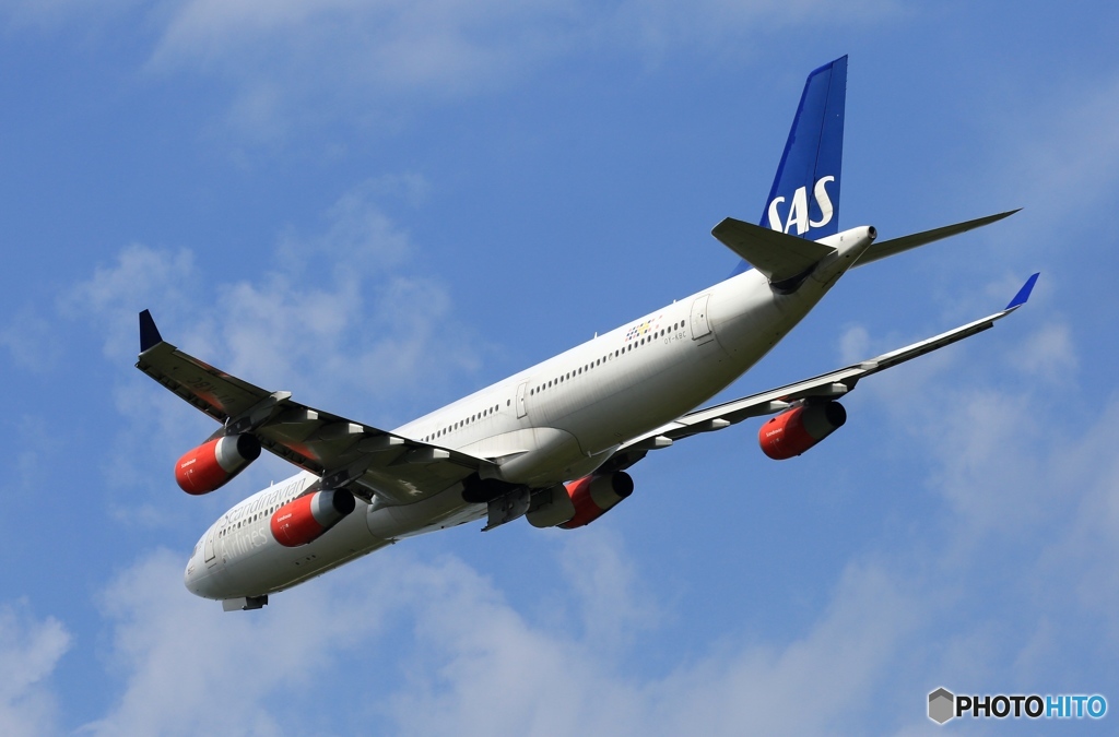 出発　SAS A340-313 OY-KBC 