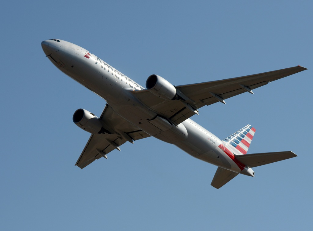 離陸 American 777-223 