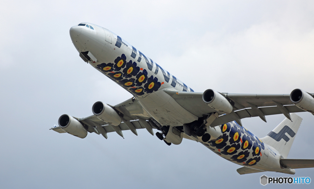 離陸 FINNAIR A340-313「マリメッコ ウニッコ」OH-LQD