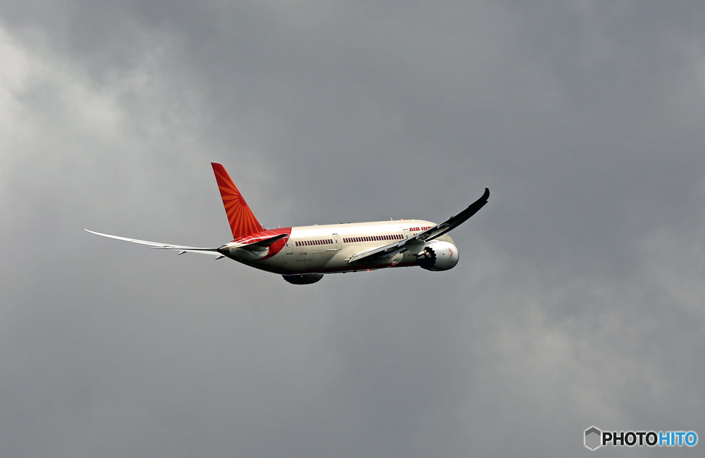 黒い雲 AIR INDIA 787-8 VT-ANQ