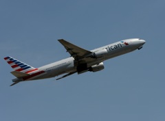 出発　American 777-223