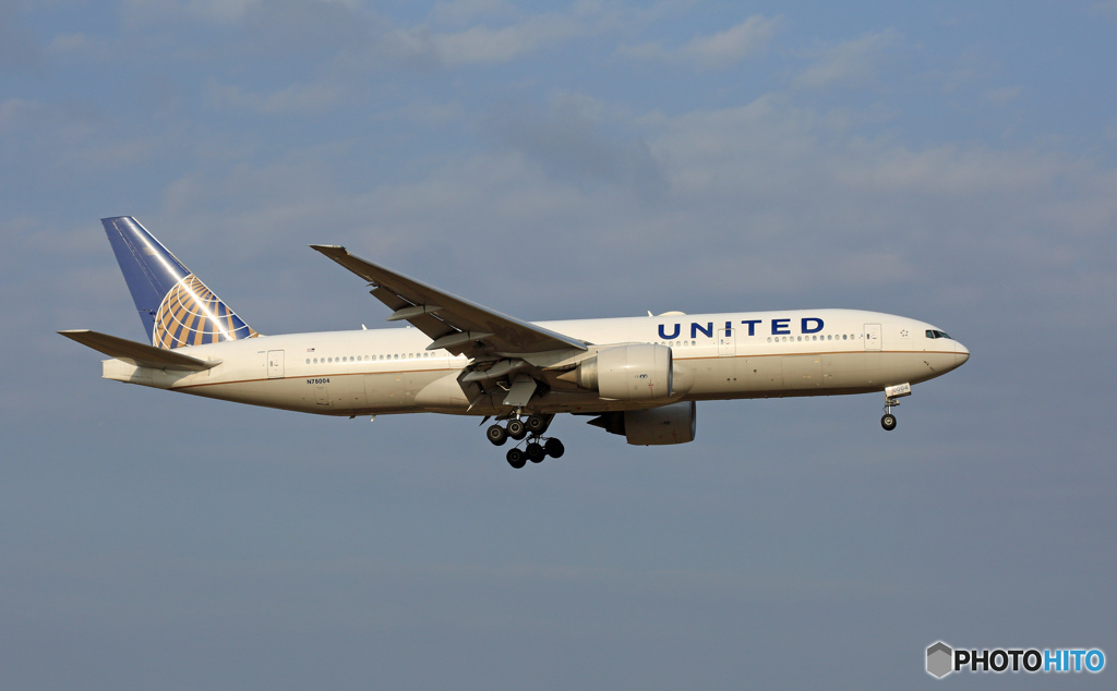 着陸 UNITED 777-224 N78001
