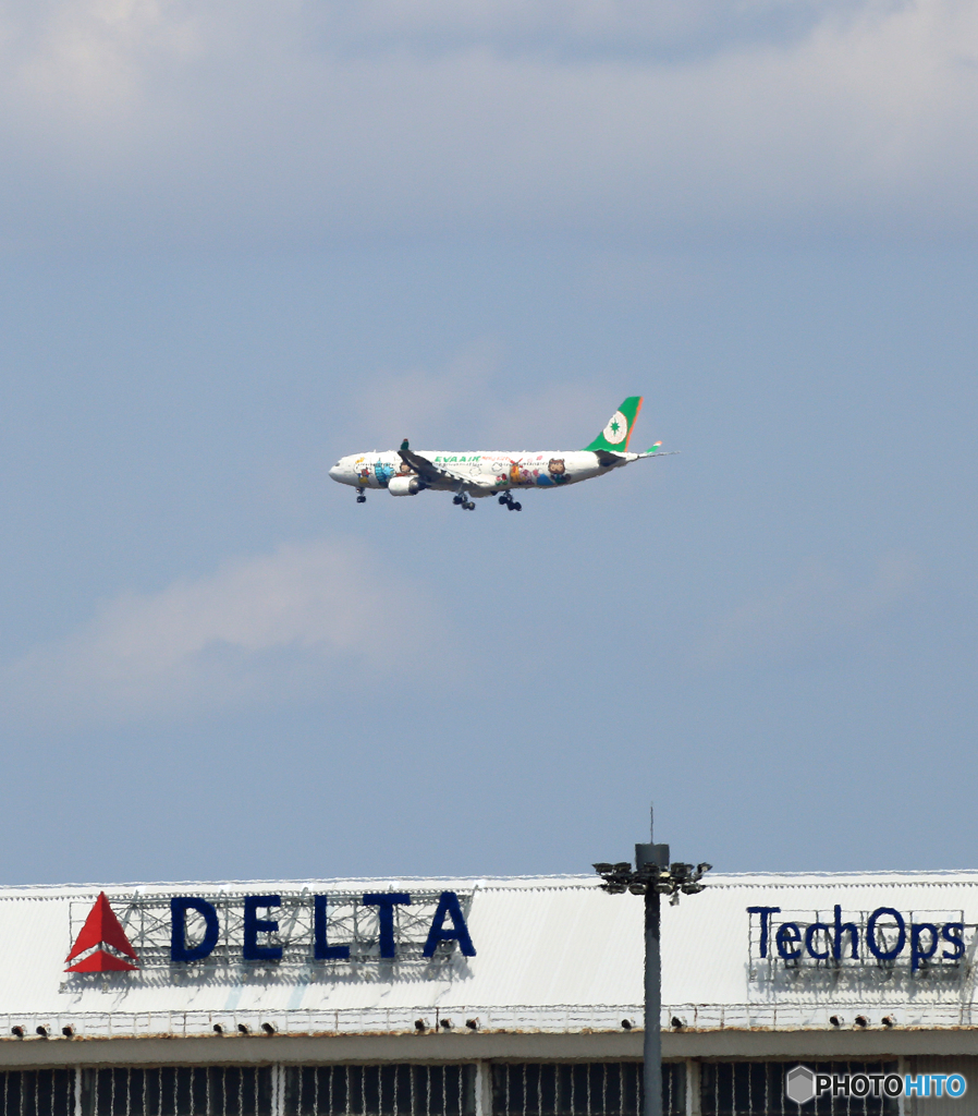 「☁雲」 EVA Hello Kitty B-16333 着陸
