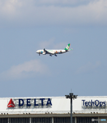 「☁雲」 EVA Hello Kitty B-16333 着陸